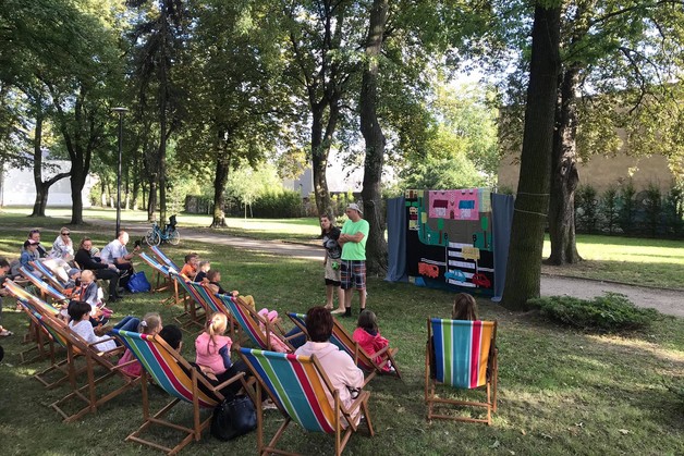 Szósty Teatr Podwórkowy w zielonej scenerii