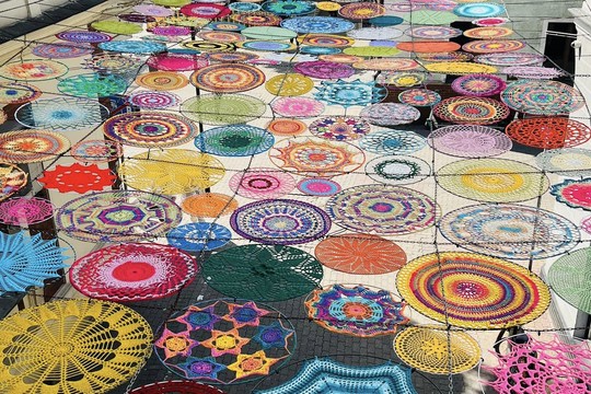 Kolorowe łapacze słońca nad ul. Bracką