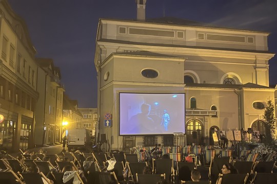 Letnie popołudnie za dawną synagogą – animacje, koncert i kino plenerowe 