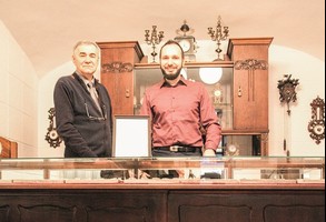 Andrzej Woziński z synem Łukaszem są zadowoleni z metamorfozy, którą przeszedł ich zakład. Rolę odegrały detale, które jednak nie zmieniły klimatu lokalu.