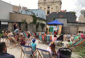 Bocian Bogdan odwiedził podwórko przy Wąskiej