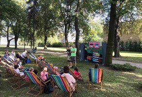 Szósty Teatr Podwórkowy w zielonej scenerii