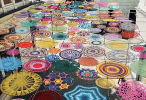 Kolorowe łapacze słońca nad ul. Bracką