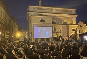 Letnie popołudnie za dawną synagogą – animacje, koncert i kino plenerowe 